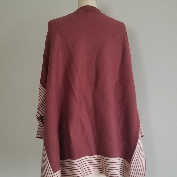 Poncho style cape sweater - Picture 6 of 8